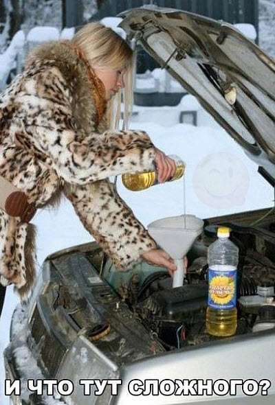 Женщина заливает масло в двигатель автомобиля