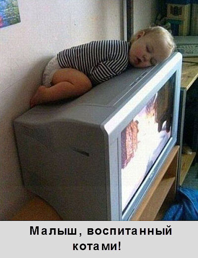 Малыш спит на телевизоре!