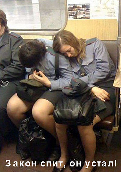 Девушки полицейские спят в метро!