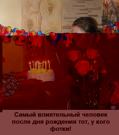 Девушка в день рождения задувает свечи на торте!