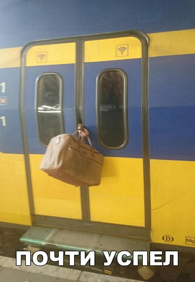 Мужчина с сумкой почти успел войти в вагон метро